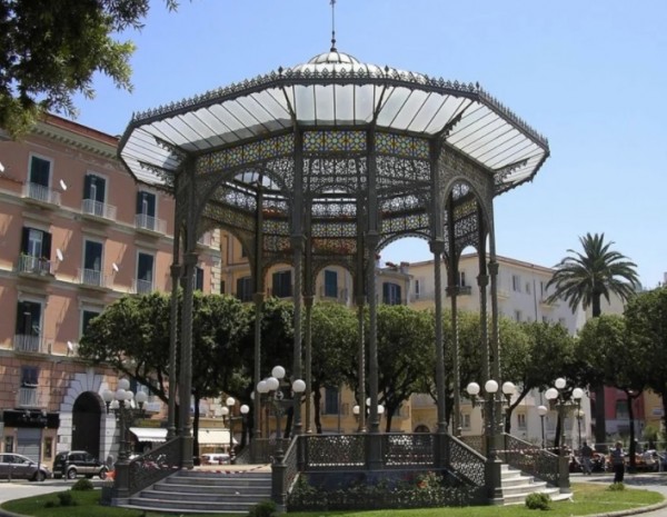 Walk trough the old town of Castellammare di Stabia